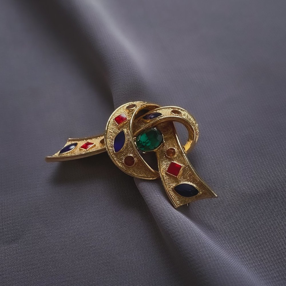 Vintage Art Deco Gold Ribbon Knot Faux Emerald Rhinestone Jewel Enamel Brooch